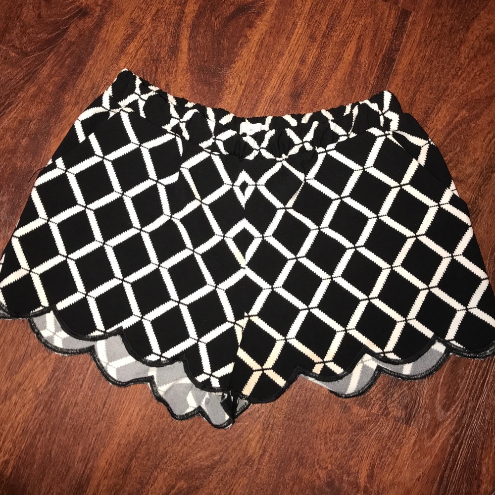 Black and white shorts with pockets